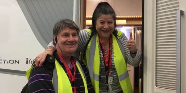 visuel Ils dévouvren tleur camping-car en fin de visite sur la chaine de fabrication